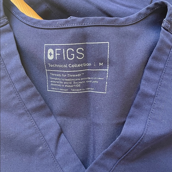 *set of 2* Figs Catarina one pocket scrub top - Picture 2 of 4